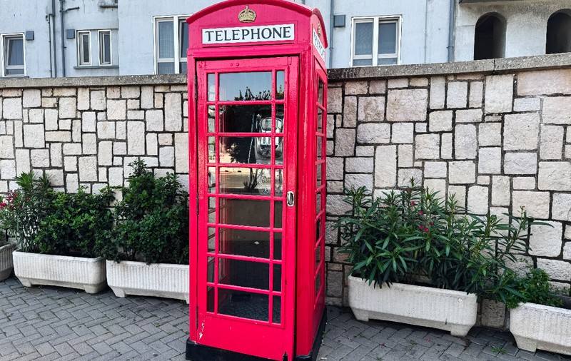 Biletul de 28 de cuvinte lăsat de un om fără adăpost într-o cabină telefonică din Marea Britanie: „Mi-ați luminat ziua”