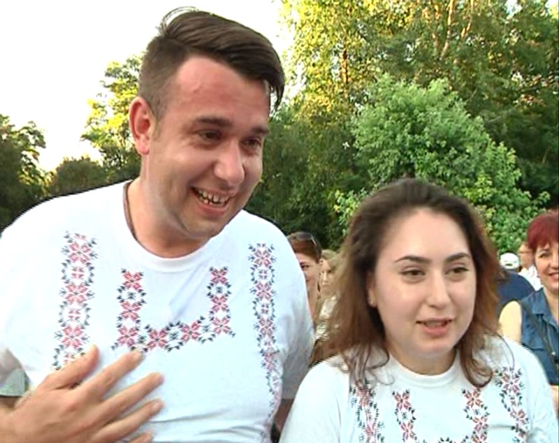 FOTO/VIDEO | Flashmob terminat cu o cerere în căsătorie! Gălățenii s-au prins în horă în Grădina Publică