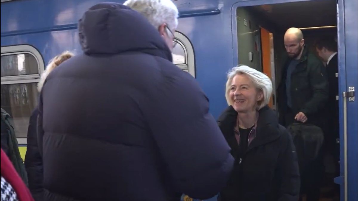 Președinta Comisiei Europene, Ursula von der Leyen, a ajuns marți la Kiev, cu trenul, pentru a marca patru ani de la invazia rusă de amploare, și a fost așteptată la gară de ministrul de Externe, Andrii Sîbiha, 24 februarie 2026