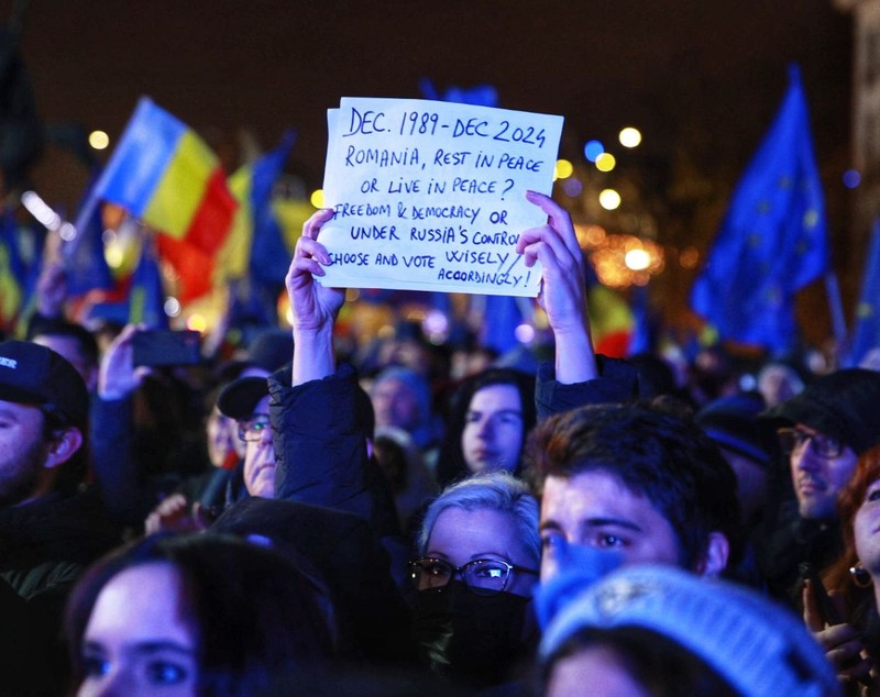 Miting pro-Europa în Piața Universității din București, cu 3 zile înaintea turului 2 al alegerilor prezidențiale
