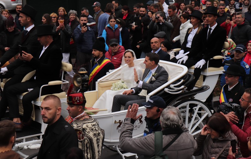 CORESPONDENȚĂ DIN SINAIA / Drumul mirilor prin oraș, în uralele publicului FOTO/VIDEO