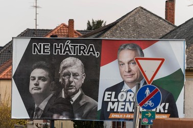 Afiș electoral al Fidesz, cu un atac la adresa opoziției. Pe afiș, Peter Marki-Zay apare alături de fostul premier Ferenc Gyurcsany, acum parte a coaliției care vrea să îl învingă pe Orban. FOTO: Profimedia