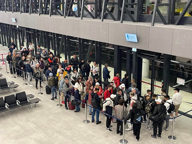 La scurt timp după deschidere, călătorii au reclamat prezența unui puternic miros de canalizare