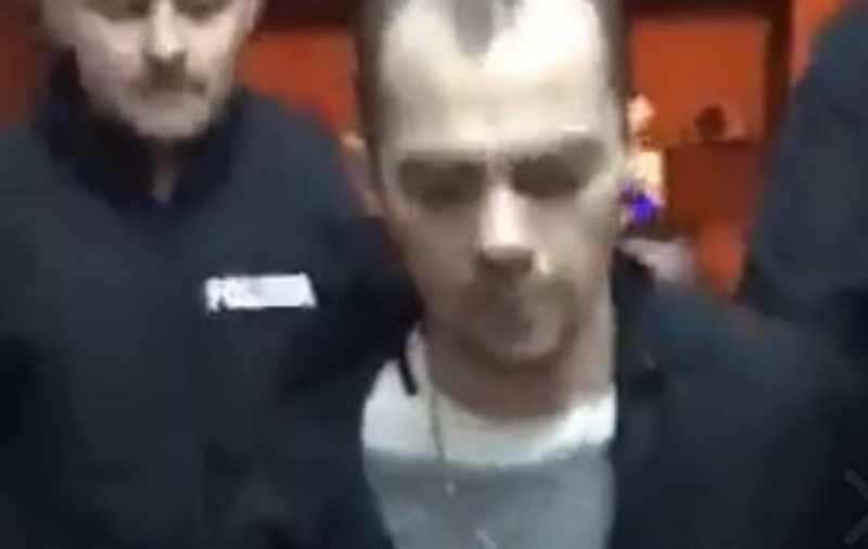 Bărbatul care a înjunghiat o vânzătoare în Arad a fost reținut. Agresorul este recidivist și voia să fugă din țară