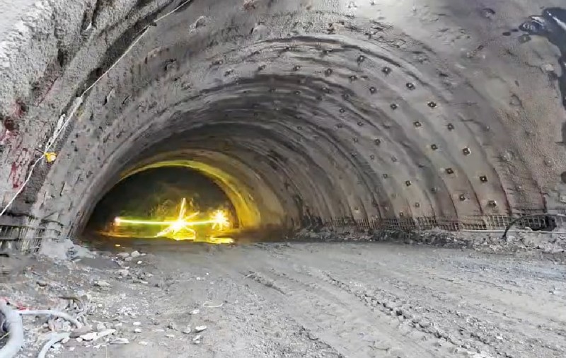 Imagini spectaculoase de la tunelul Robești: cum arată o detonare la primul tunel de autostradă din Vâlcea | VIDEO