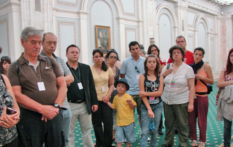 Foto&Video | Dragoş Dolănescu şi-a dus familia în vizită la Palatul Parlamentului
