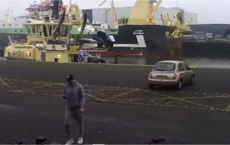 Un șofer neatent a rămas fără mașină într-un port din Olanda. Momentul, surprins de camerele de supraveghere  | VIDEO