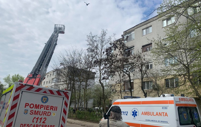 O femeie care amenința că se aruncă de la etajul 3 al unui bloc din Galați a fost salvată de pompieri