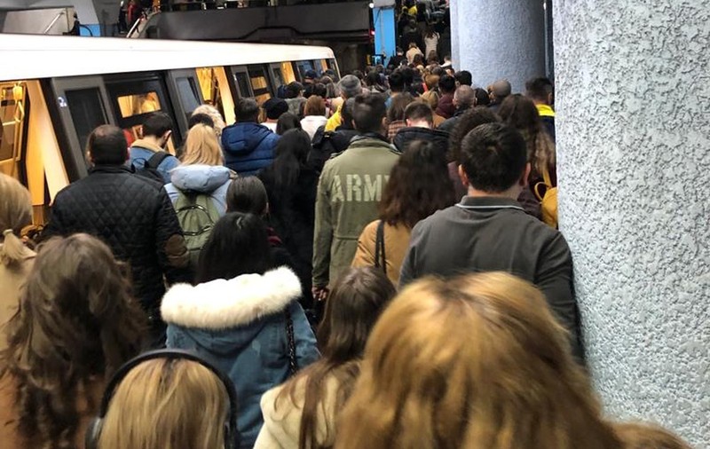 Unei persoane i s-a făcut rău în metrou, la Obor. Călătorii au fost debarcați pe peron