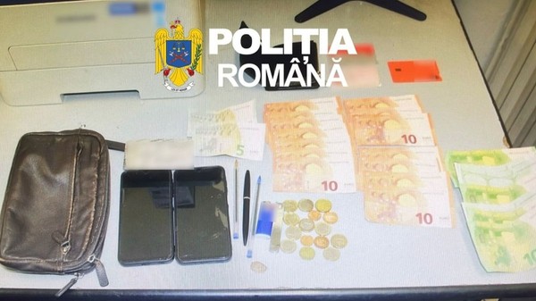 Un bărbat de 66 de ani a fost reținut în Vama Galați după ce a furat o borsetă cu 3.000 de euro dintr-un restaurant din Aeroportul Otopeni. Imagine cu caracter ilustrativ. Foto: Poliția Română