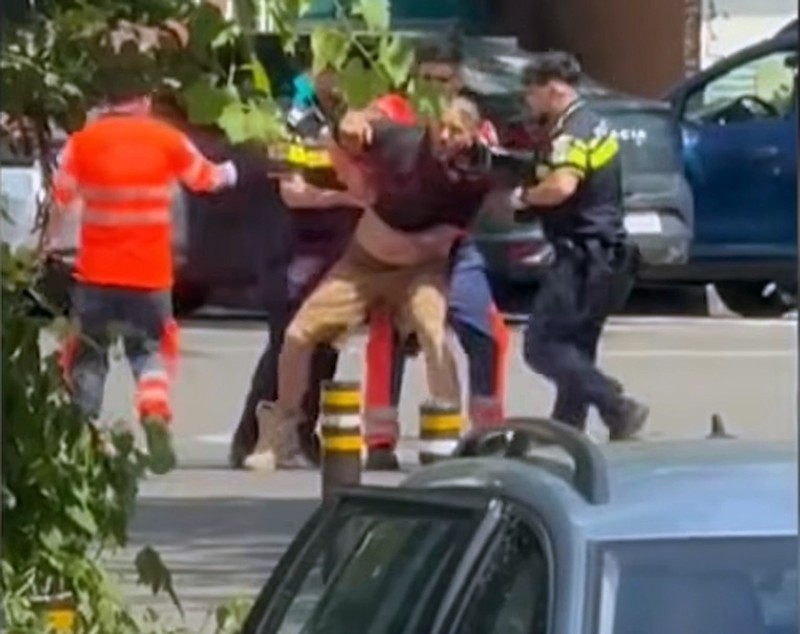 Cazul ciudat al pacientului Cheloo. Cum a ajuns artistul să fie încătușat și umilit pe stradă, deși se afla în custodia unui echipaj medical