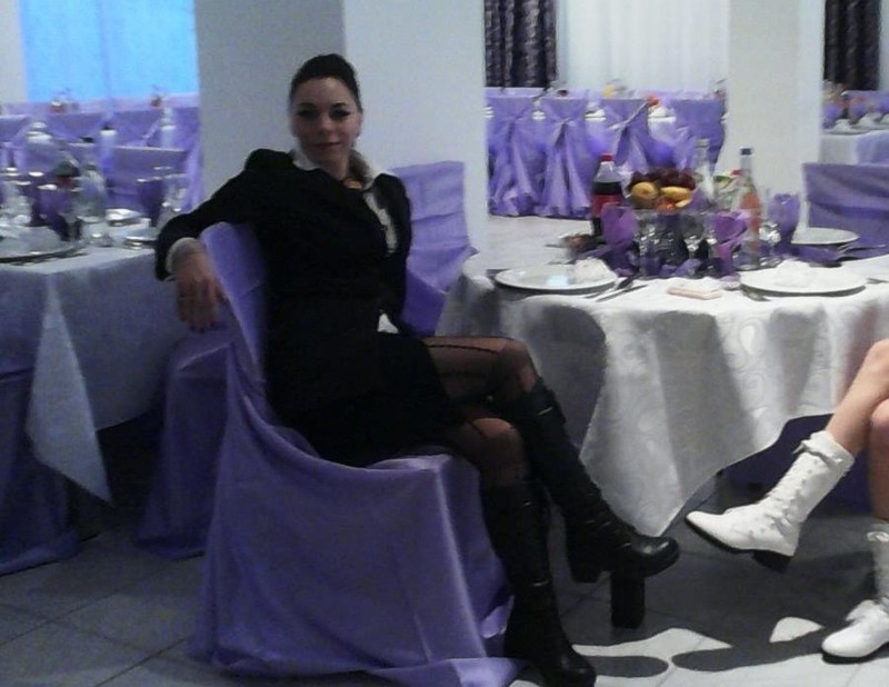Gabriela Silav lucrând într-un restaurant conform unei fotografii din 2014
