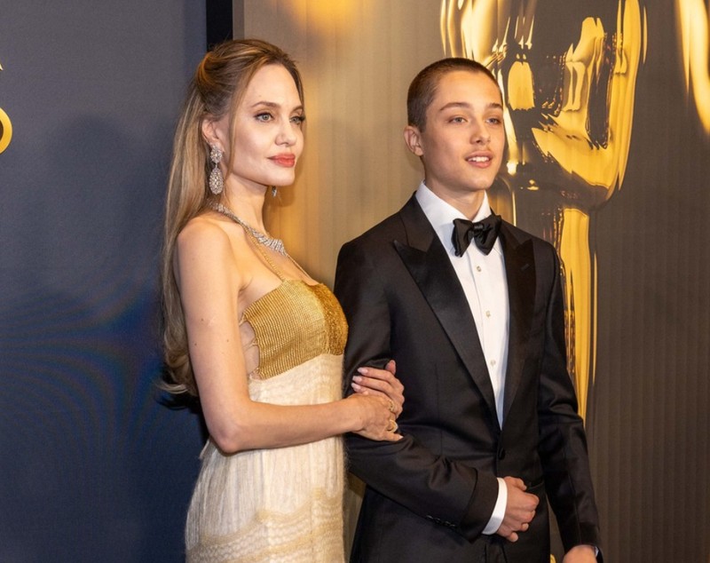 Angelina Jolie își arată cicatricile după mastectomie, pentru prima dată. Actrița a trecut prin această procedură preventivă în 2013