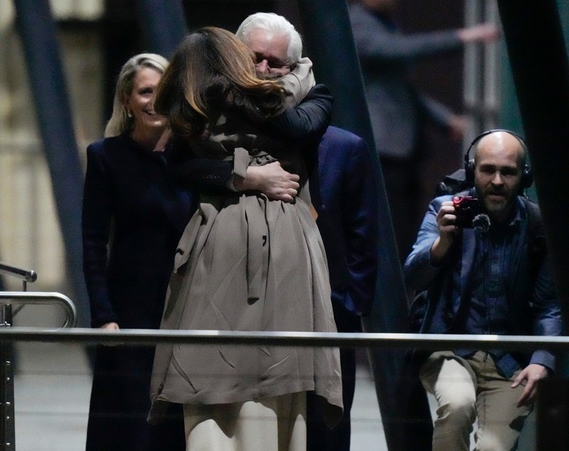 Julian Assange a ajuns în Australia, după eliberarea din închisoare: a fost așteptat de familie și de numeroși susținători pe aeroport