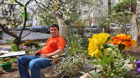 Mihai Lazăr, în grădina amenajată din fața blocului
