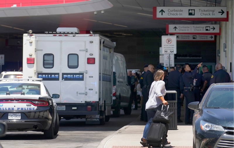 O femeie a tras mai multe focuri de armă pe un aeroport din Texas. Polițiștii au împușcat-o
