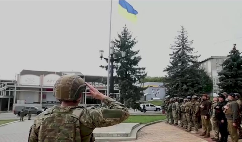 Steaguri ucrainene arborate în centrul Balakliya, regiunea Harkiv, Ucraina, 10 septembrie 2022. Forțele armate ucrainene au declarat că au recapturat aproximativ 2.500 de kilometri pătrați în regiunea Harkov. Foto: Profimedia