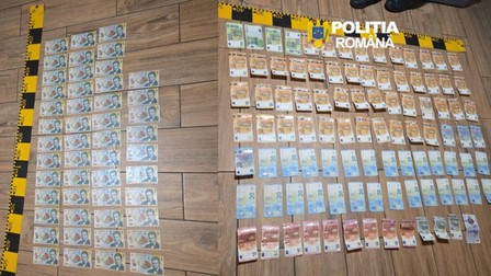 Polițiștii au găsit 30.000 de lei și 3.750 de euro, la percheziții Sursa foto: Politia Română