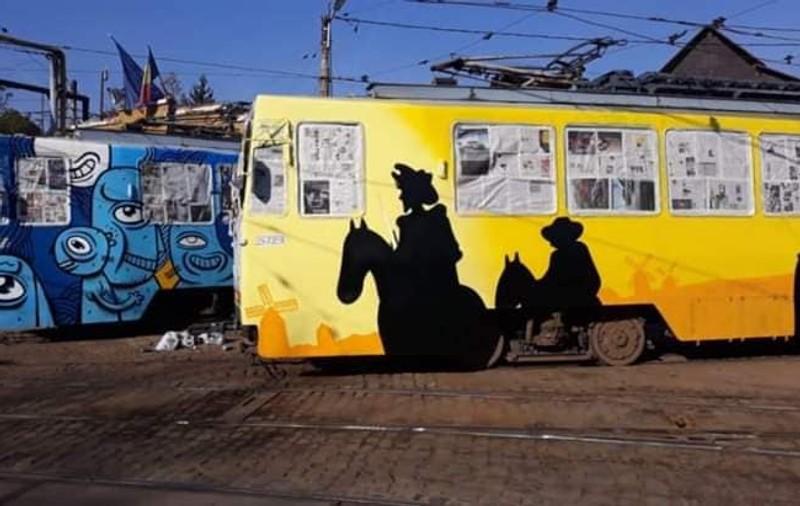 Două tramvaie pictate cu elemente culturale din Grecia, Spania, Suedia și România circulă prin București