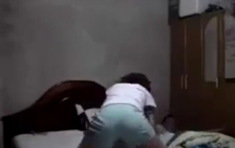 Uite cum îl sperie! Acest bărbat va avea COŞMARURI cu soţia lui | VIDEO
