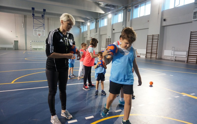 Ramona Farcău îi învață handbal pe copii / GALERIE FOTO