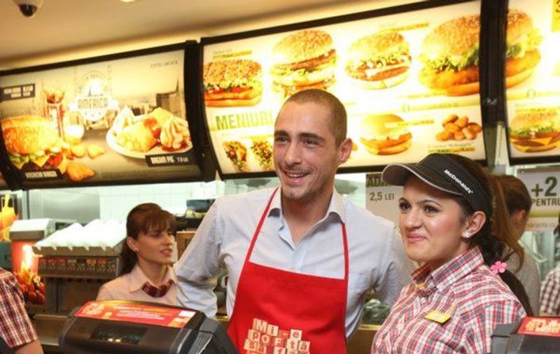Asta-i tare! Vladimir Drăghia, vânzător la un fast-food