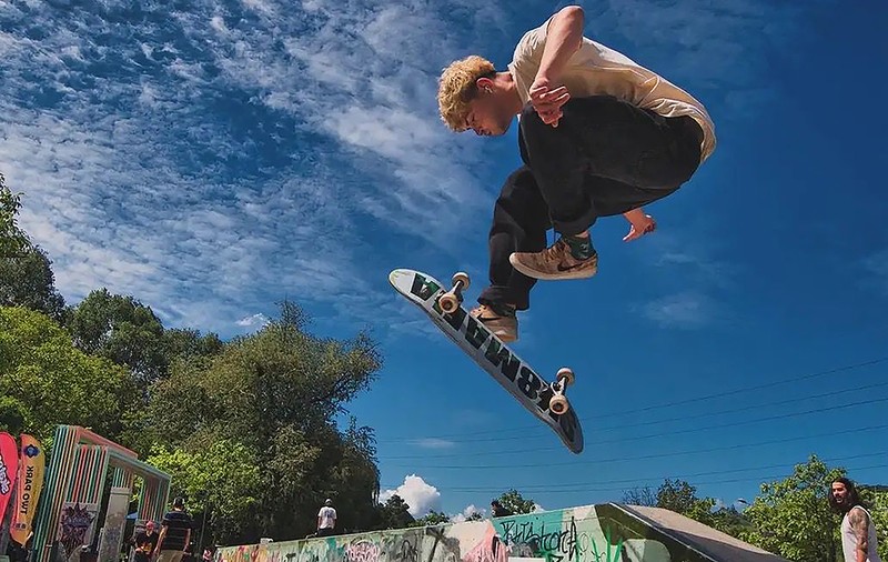 Skatezake, tânărul român care a cucerit TikTok-ul pe placa de skateboard: „Eu văd o bordură ca pe un obstacol, un loc unde pot face un trick”