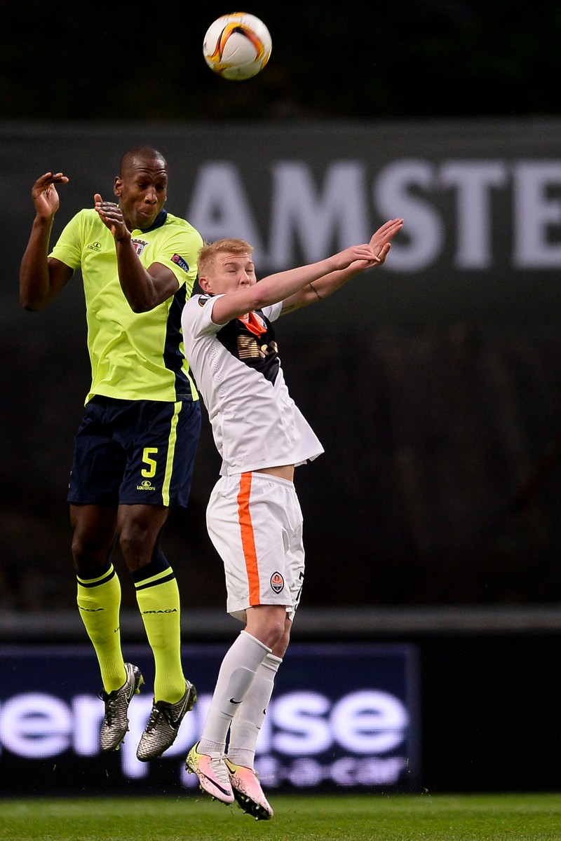 epa05248582 SC Braga player Boly fights for the ball with Kovalenko of Shakhtar Donetsk during the UEFA Europa League quarter-finals soccer match held at the Municipal de Braga stadium in Braga, Portugal, 07 April 2016. EPA/HUGO DELGADO