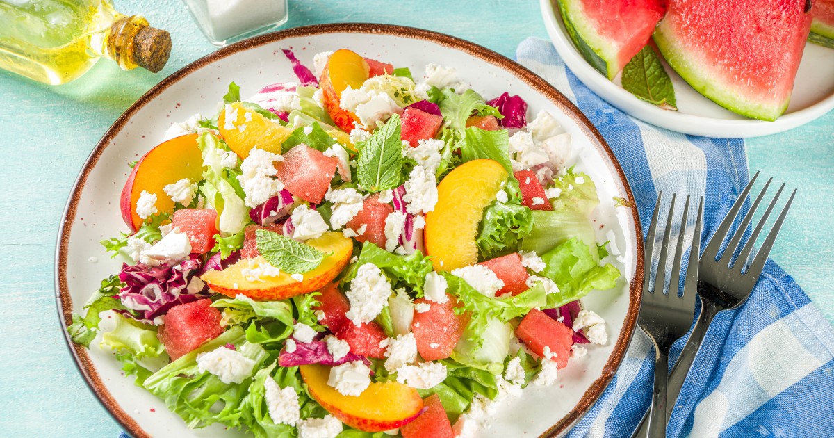 Salata de vara, cu salata verde, pepene rosu, piersica si branza