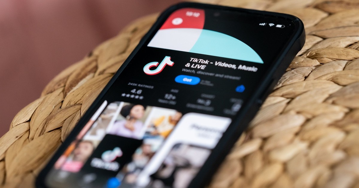aplicația de socializare tiktok, afișată pe ecranul unui telefon