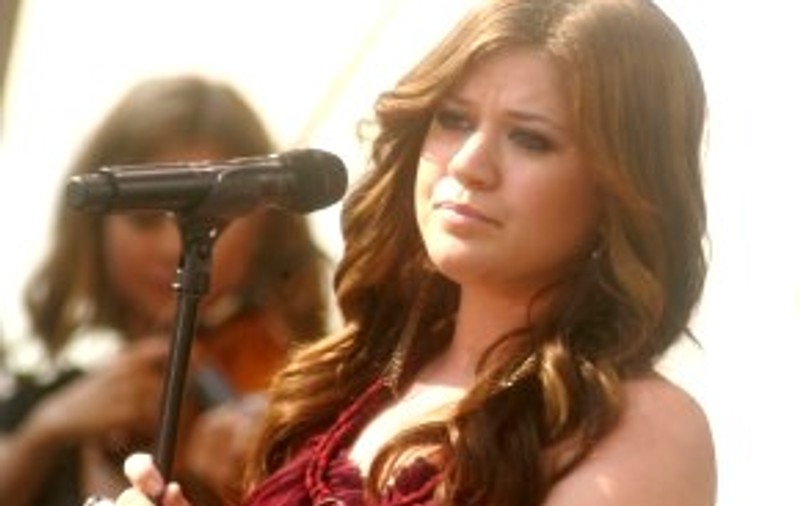 Kelly Clarkson: „Zvonurile cum că aş fi lesbiană mi-au distrus viaţa amoroasă!”