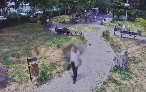 Un bărbat de 91 de ani pipăia fete în autobuzele din București și a fost încătușat de polițiști