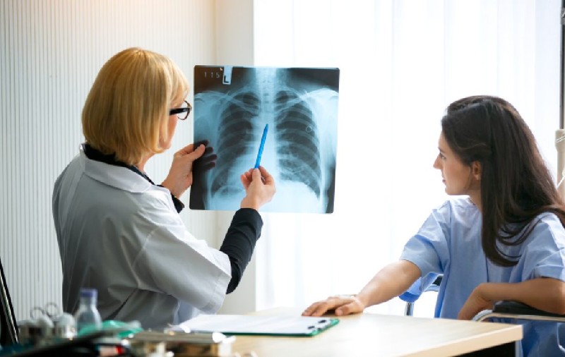 Jumătate dintre românii care suferă de o boală pulmonară gravă habar nu au că sunt bolnavi. De ce ajungem la medic foarte târziu și cum ne păcălim singuri pe TikTok 