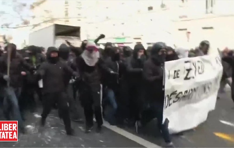 BĂTĂI DE STRADĂ ÎN PARIS ÎNTRE PROTESTATARI ȘI POLIȚIE / VIDEO