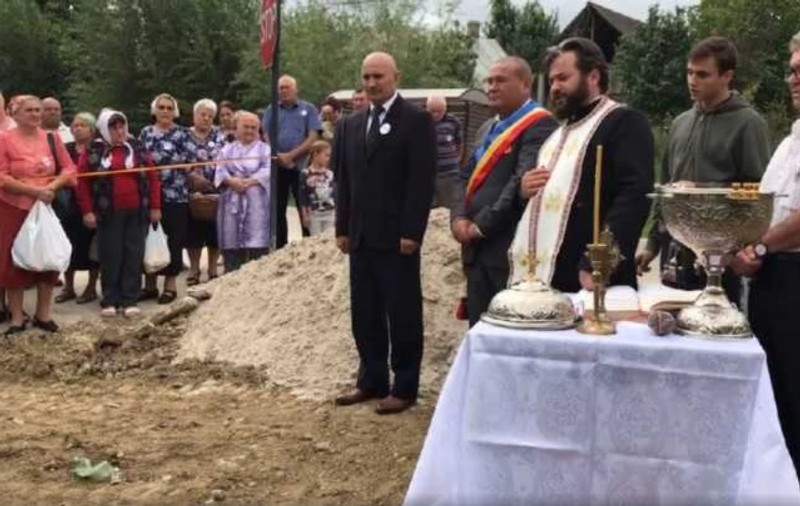 Satul unde oamenii sunt obligaţi de primar să asculte non-stop muzică religioasă. "Ce-aţi vrea să punem, manele?"