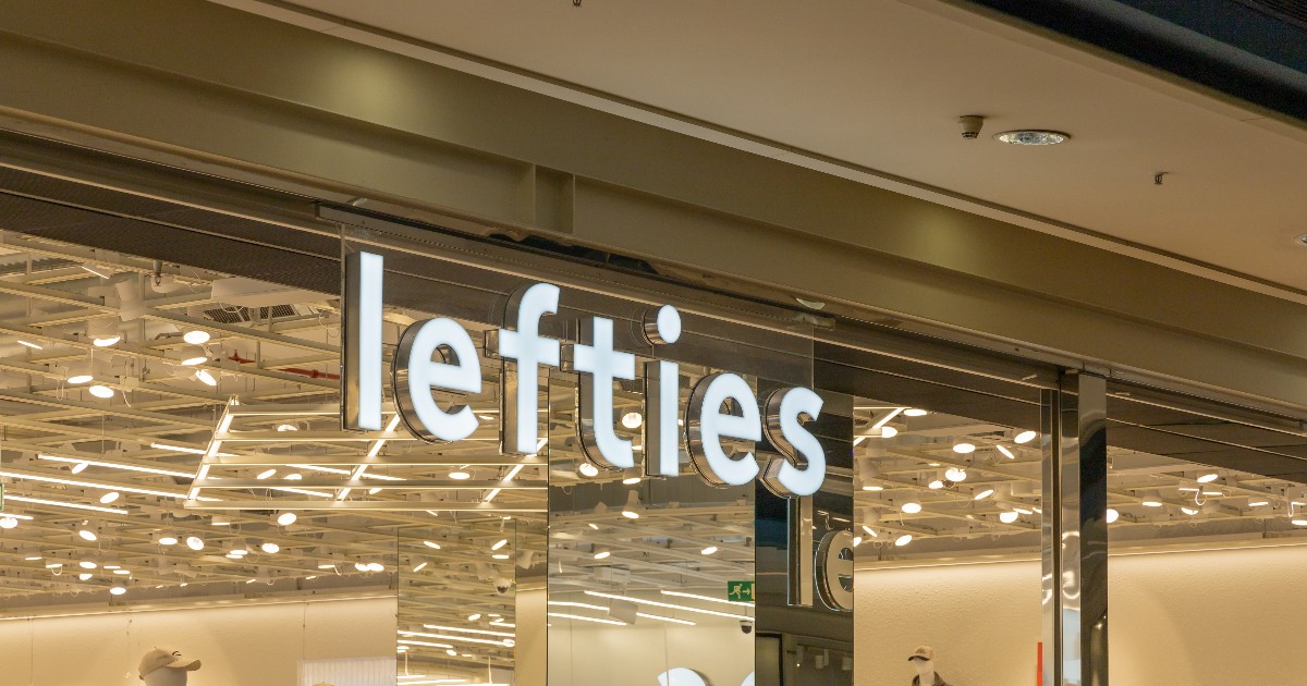 Imaginea surprinde intrarea într-un magazin Lefties, brandul de modă al grupului Inditex cunoscut pentru produsele sale la prețuri accesibile. În vitrină sunt expuse manechine îmbrăcate în ținute casual, iar designul modern și iluminarea puternică pun în evidență spațiul comercial.