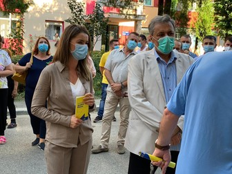 Andra-Sabrina, în timpul campaniei electorale din 2020, pentru funcția de primar al municipiului Caransebeș, alături de Marcel Vela. Foto: Facebook