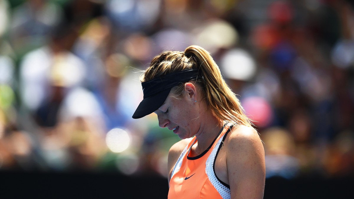 Maria Sharapova, dezamăgită în timpul unui meci de tenis. (FOTO: EPA)