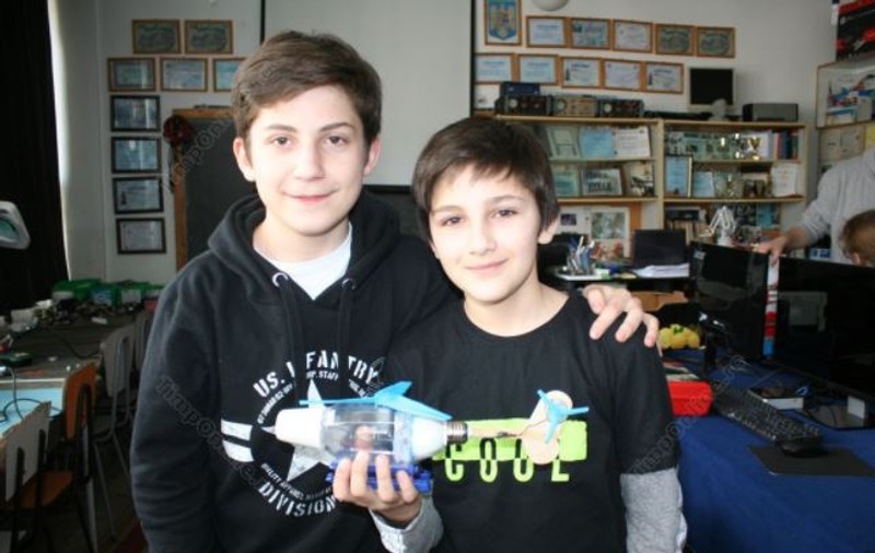 Doi elevi din Bistriţa au construit un elicopter din materiale reciclabile