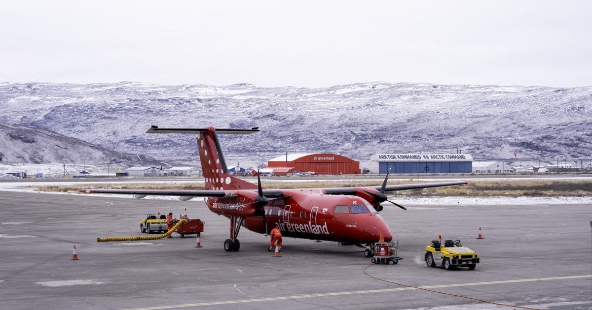 Un avion Air Greenland pe aeroportul Kangerlussuaq, Groenlanda, vineri, 20 februarie 2026.