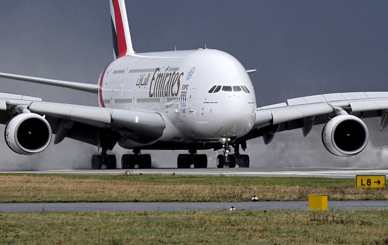 FOTO & VIDEO | Avion băgat în carantină la New York, după ce 100 de pasageri au început să se simtă rău. Forțele anti-terorism investighează incidentul