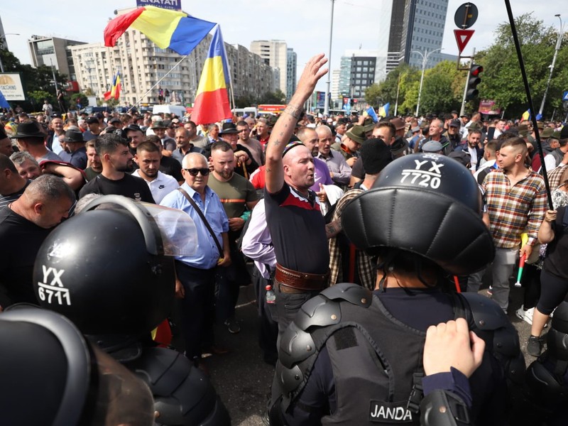 Îmbrâmceli la protestul fermierilor în Piața Victoriei, jandarmii au folosit gaze lacrimogene