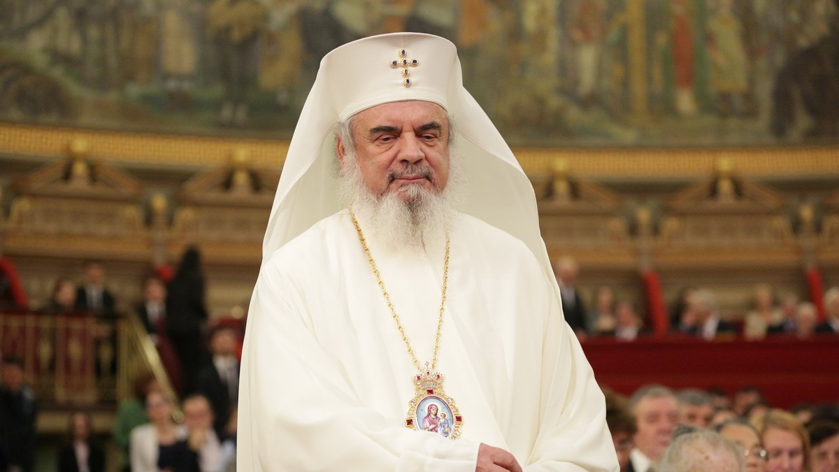 Patriarhul Daniel le-a cerut credincioșilor să poarte masca pentru a birui virusul „foarte viclean”