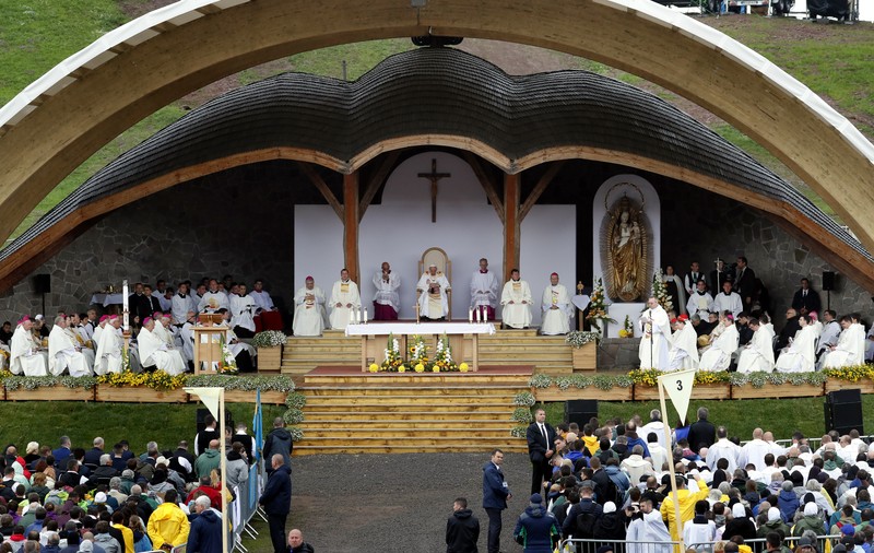FOTO | Papa Francisc a oferit Trandafirul de aur Sanctuarului Fecioarei Maria de la Şumuleu Ciuc