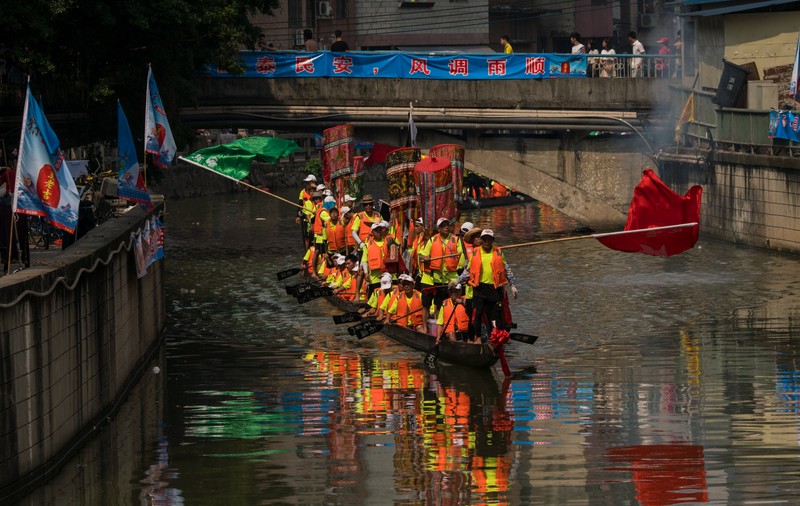 Două bărci-dragon s-au ciocnit pe un râu din China. 17 persoane și-au pierdut viața