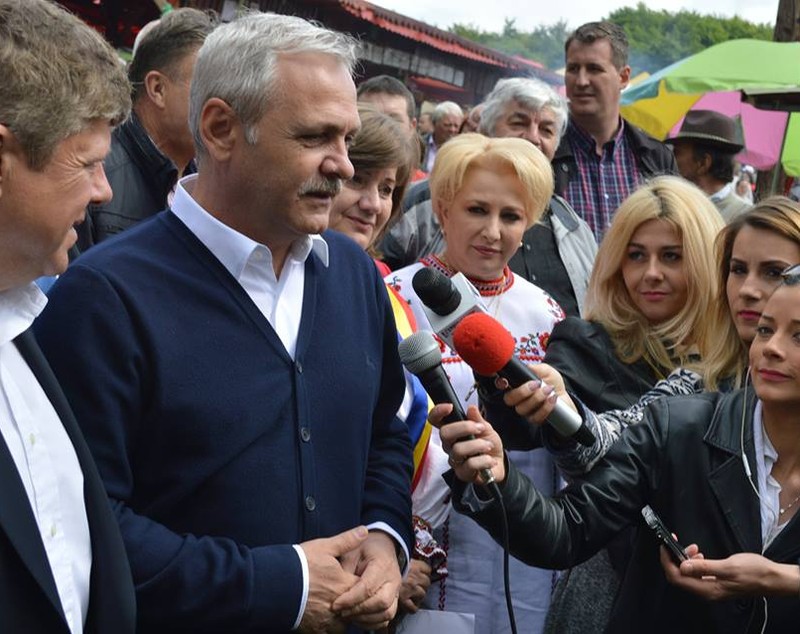 Atunci și Acum: Viorica Dăncilă, campanii pe tocuri, pe ulițele satului și iubitoare a portului tradițional