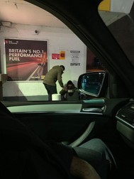 Tânăra care l-a ajutat pe român ajută și alți oameni care au aceleași probleme, împreună cu prietenii ei. Foto: Anil Blaggan