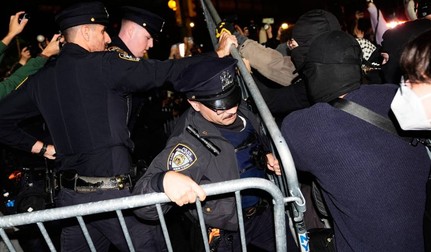 Situația a degenerat când mai mulți manifestanți au început să împingă gardurile de protecție și să arunce sticle cu apă spre polițiști. Au urmat îmbrânceli între protestatari și forțele de ordine, iar mai multe persoane au fost arestate. Sursă foto: Profimedia Images