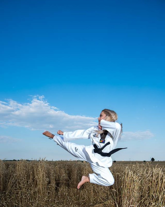 E blondă, frumoasă, licențiată în economie și scoate campioni pe bandă rulantă la Taekwondo GALERIE FOTO