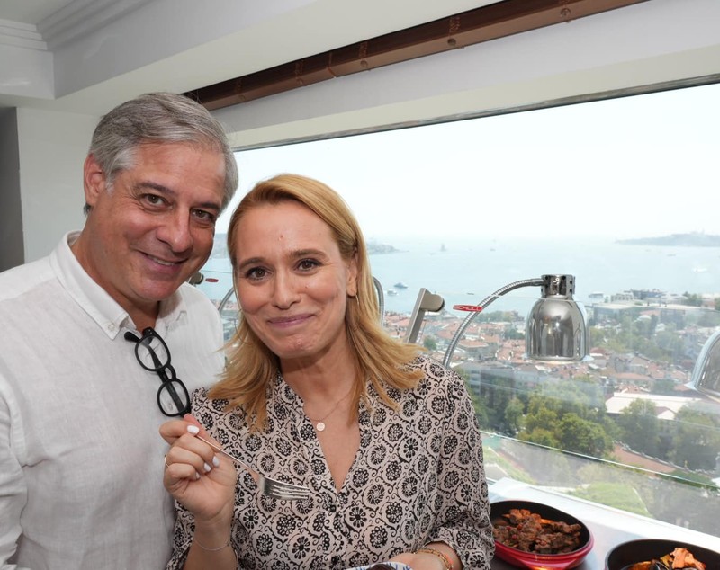 Andreea Esca și-a dus prietenii și familia la Istanbul de ziua ei. Ce spune Lucian Mândruță despre salariul vedetei și despre meniul de la petrecere